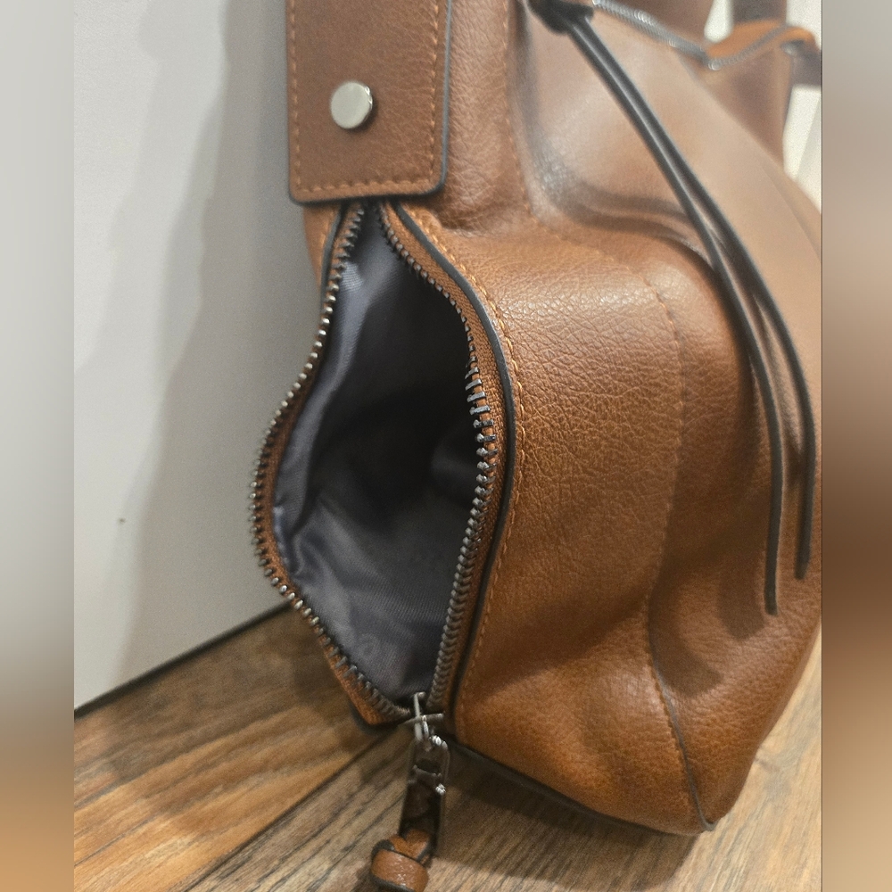 Realer brand Purse - Picture 3 of 6
